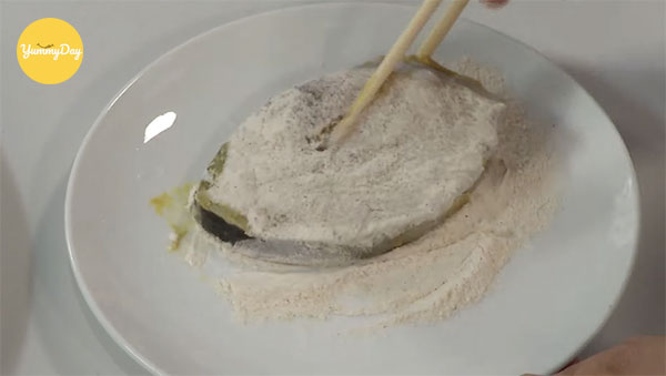 Tẩm bột chuẩn bị chiên cá thu