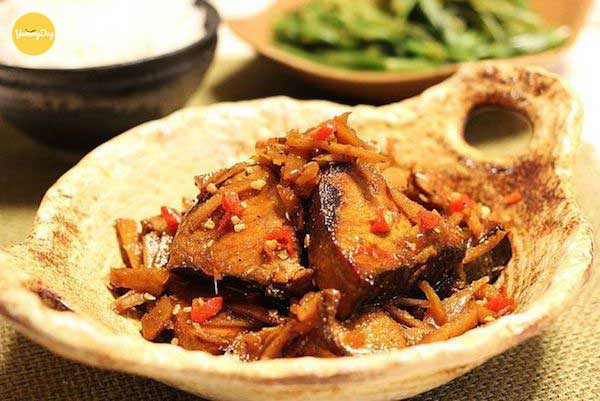 Thành phẩm món cá thu kho riềng.