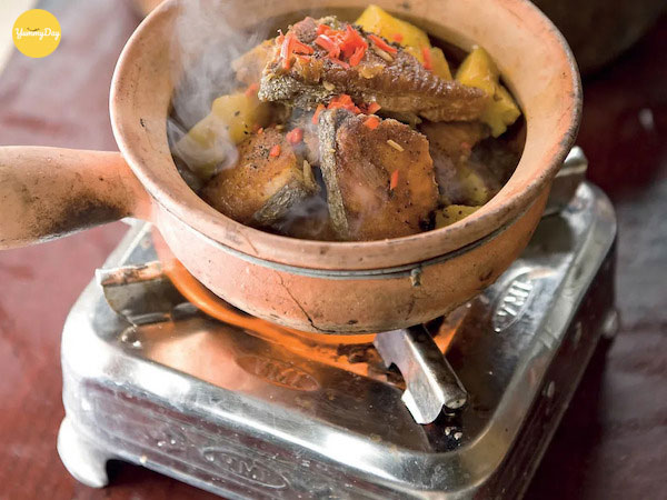 Để lửa nhỏ trong quá trình kho cá thu với thơm