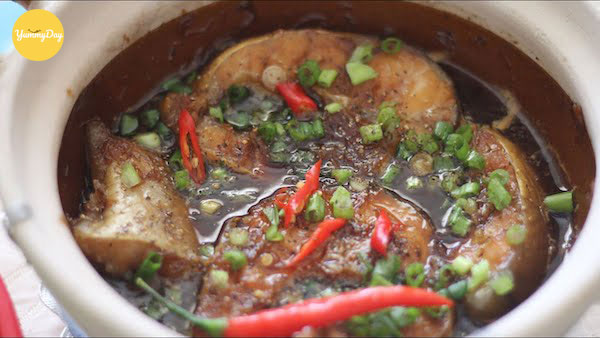 Kho đến khi thấy thịt cá dần săn lại, chín mềm