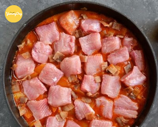 Kho cá với các gia vị đậm đà