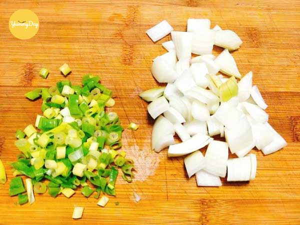 Hành lá bạn rửa sạch rồi cắt nhỏ để tí trang trí