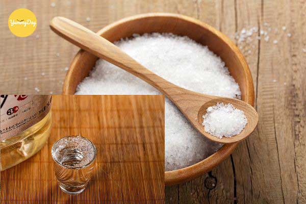 Bạn làm sạch cá với muối và rượu trắng