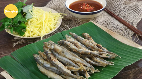 Cá trứng chiên giòn chấm sốt mắm me