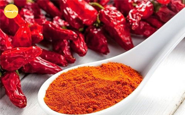 Cho tiếp bột bớt khô vào hỗn hợp tỏi, gừng