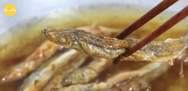 Chiên cá trứng trong chảo cho đến khi vàng đều hai mặt