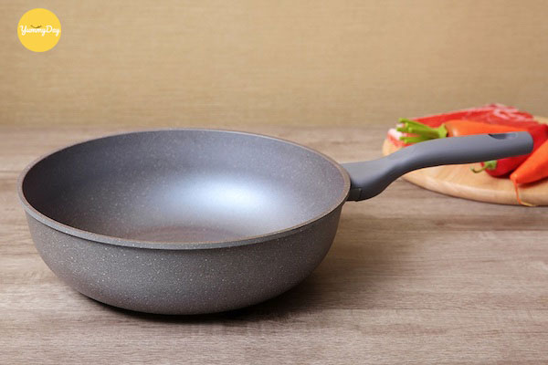 Chọn loại chảo cũng là một bước giúp bảo quản mứt tốt hơn