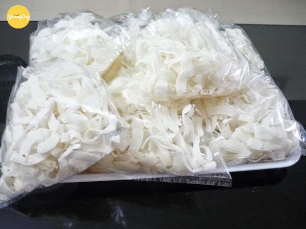 Dùng bọc nylon buộc kín cũng là một cách bảo quản mứt dừa.