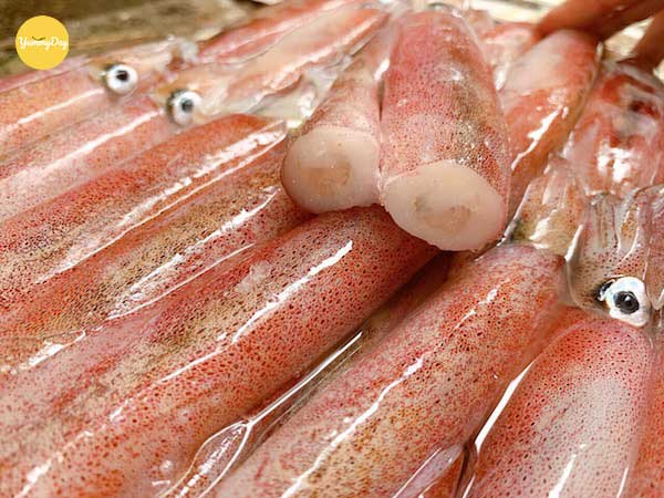 Mua khoảng 500gr mực trứng để thực hiện món ăn
