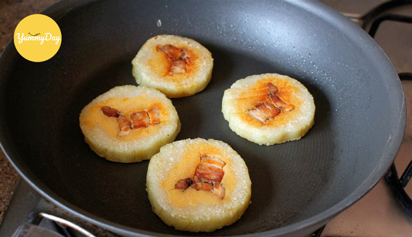Tiến hành chiên bánh tét
