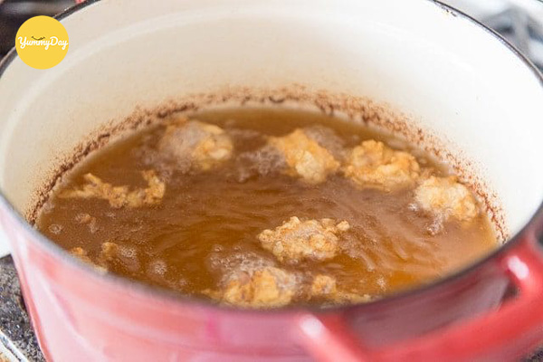 Chiên mực trong chảo ngập dầu