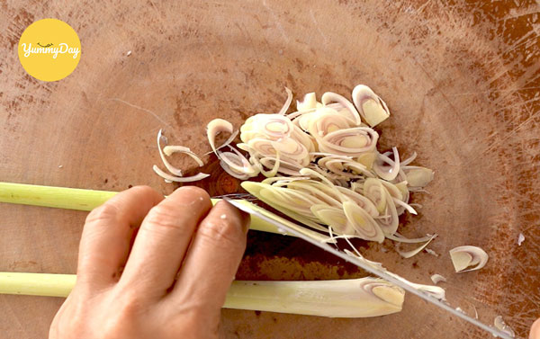Xắt sả thành từng lát mỏng