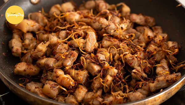 Thịt heo chiên sả hấp dẫn quá sá