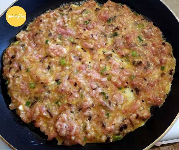 Trứng chiên thịt bằm khi mới đổ vào chảo