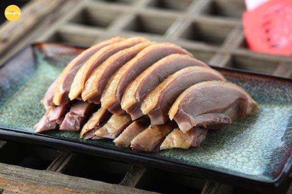 Vịt sau đó đem đi luộc để chuẩn bị cho món ăn