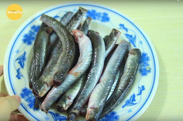 Làm sạch nhớt cá kèo bằng nước nóng pha muối