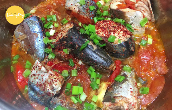 Cá nục kho cà chua chua chua ngọt ngọt