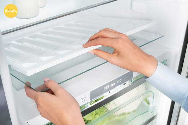 Nên tháo hết tất cả các khay, kệ của tủ lạnh ra
