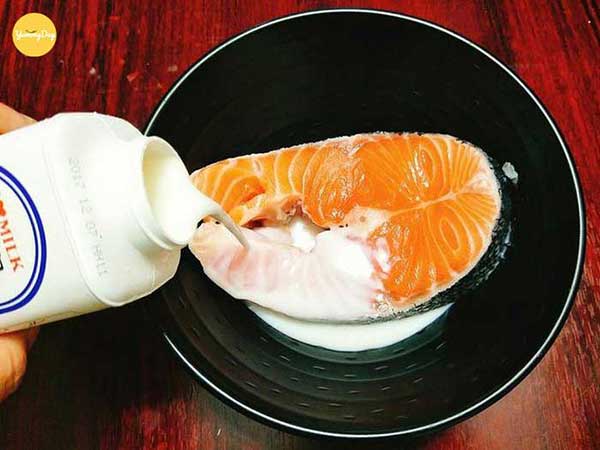 Sữa bò tươi vừa giúp khử mùi tanh vừa tăng thêm hương vị