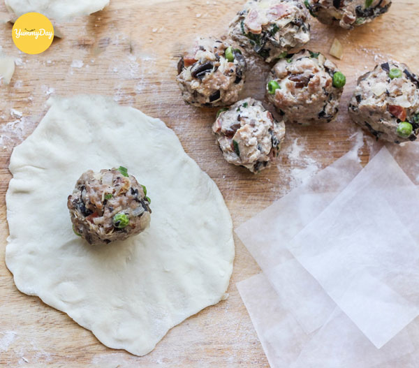 Tiến hành gói bánh bao chiên