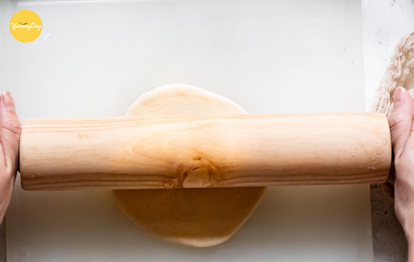 Cán mỏng bột bánh
