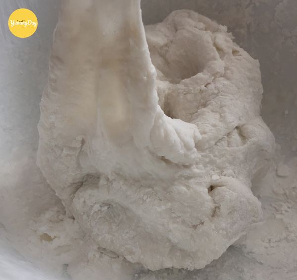 Nhào bột làm vỏ bánh