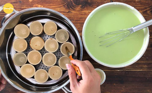 Quết một lớp dầu quanh lòng chén