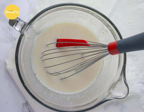 Làm hỗn hợp bột bánh bông lan