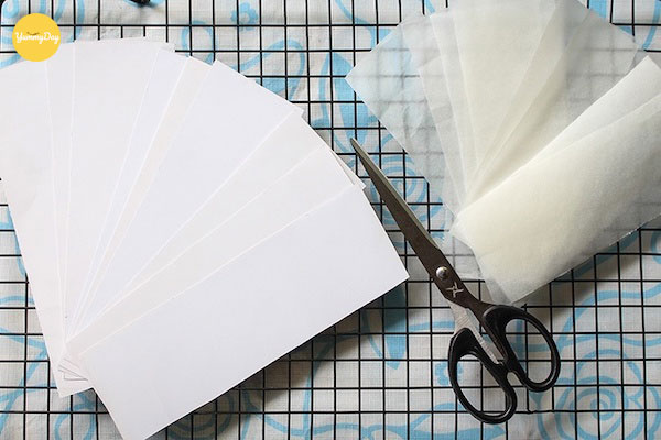 Cắt bìa cứng và giấy nến