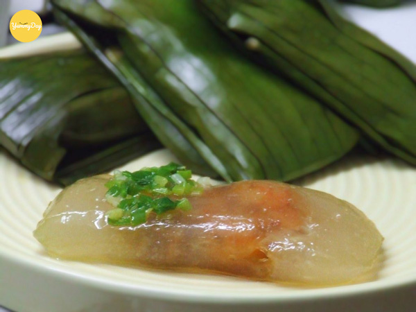 Chiếc bánh đẹp nhờ công đoạn gói tỉ mỉ