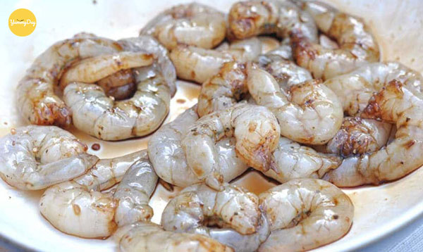 Tiến hành ướp tôm thịt đậm đà
