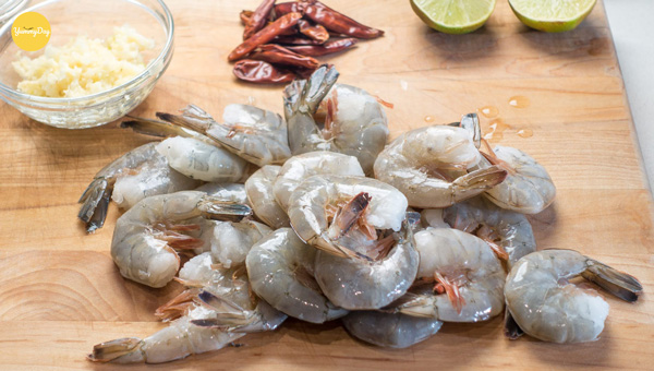 Sơ chế tôm sạch sẽ