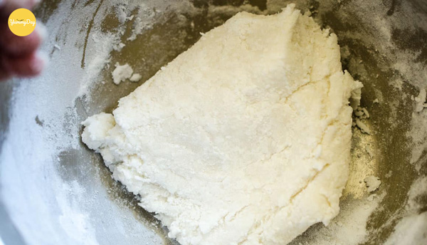 Tiến hành trộn bột