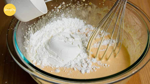Cho phần bột đã rây mịn vào
