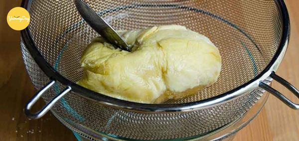 Dùng muỗng để tách hạt