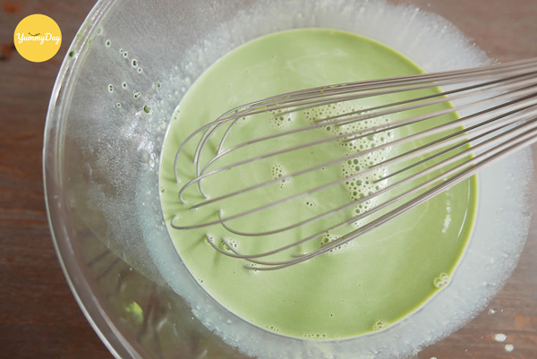 Tiến hành làm bột bánh vị matcha