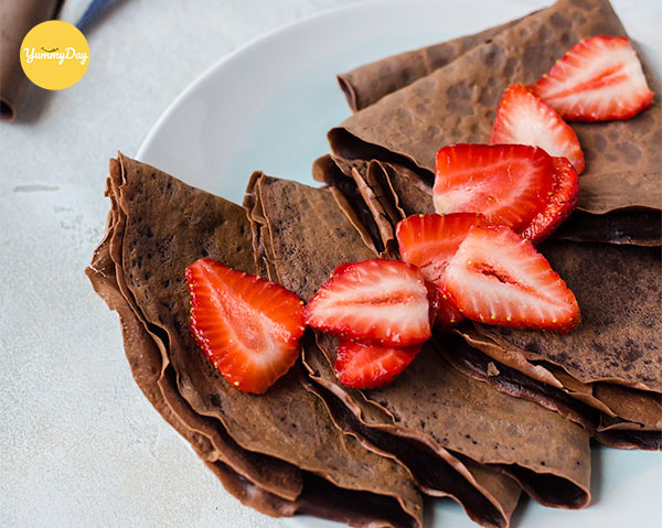 Bánh crepe socola thêm trái cây sẽ ngon miệng hơn