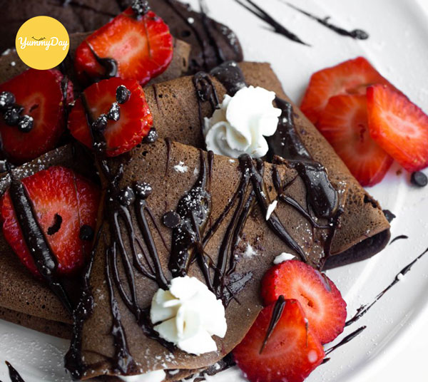 Bánh crepe socola thêm trái cây sẽ ngon miệng hơn