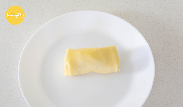 Cuốn bánh crepe lại