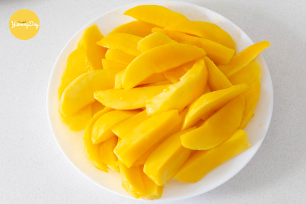 Cắt xoài thành miếng vừa