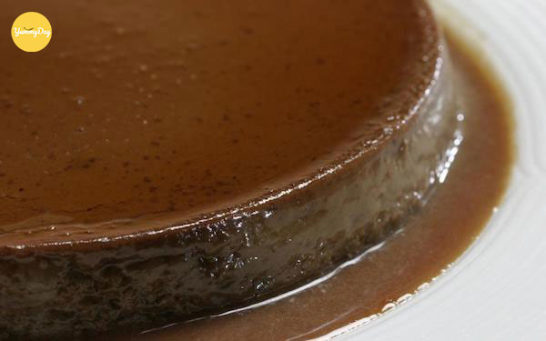 Bánh flan sau khi chín có thể thưởng thức ngay với đá sữa