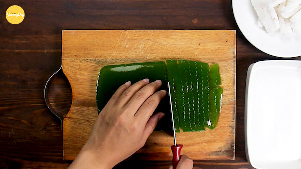 Xắt hạt lựu thạch rau câu lá dứa