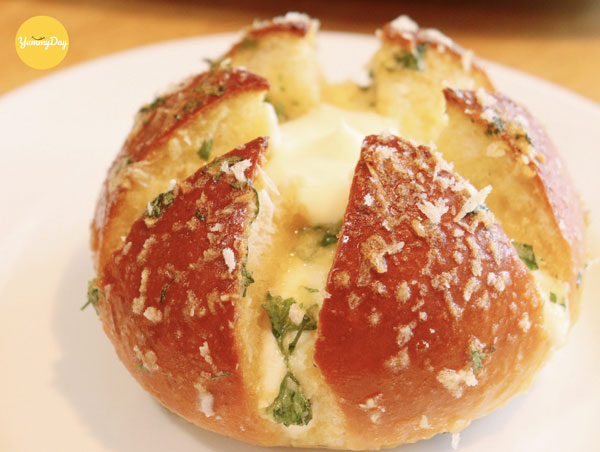 Bánh mì bơ tỏi sốt phô mai Hàn Quốc nhìn ngon xuất sắc