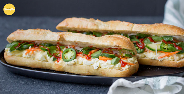 Tiến hành làm bánh mì kẹp trứng thôi nào