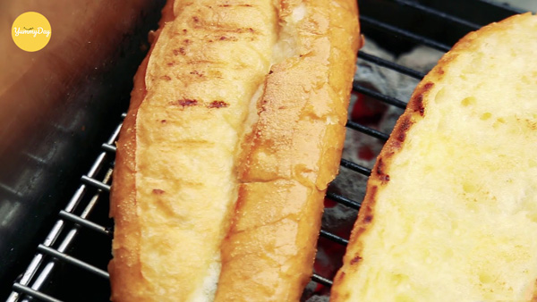 Chuẩn bị than để nướng bánh mì