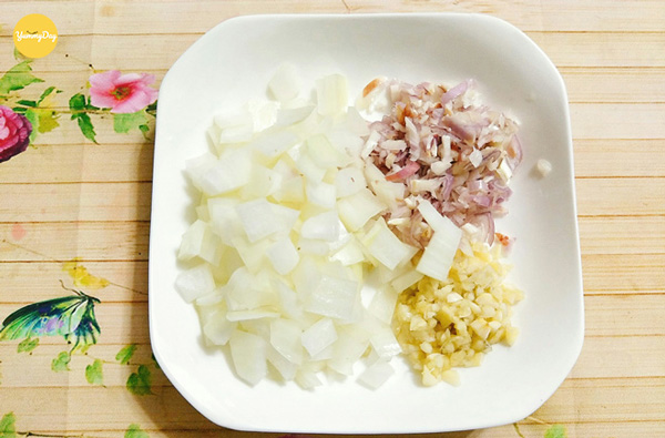 Sơ chế hành tây, hành khô và tỏi