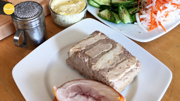 Các nguyên liệu làm bánh mì pate trứng