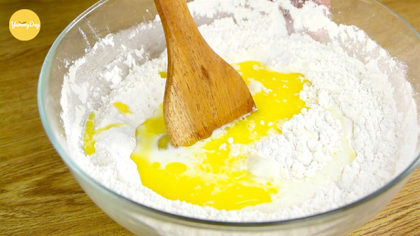 Tiến hành làm vỏ bánh