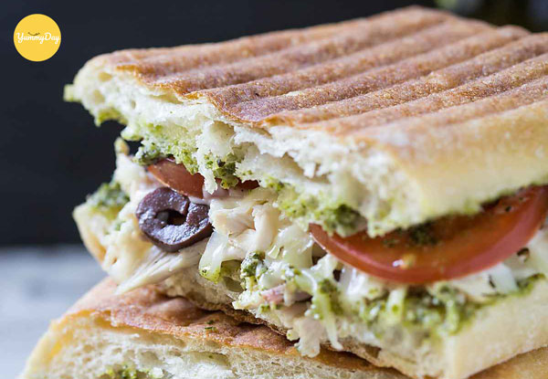 Bánh mì kẹp thịt ức gà xé