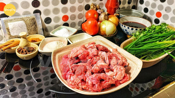 Các nguyên liệu làm bánh mì ăn với bò sốt vang